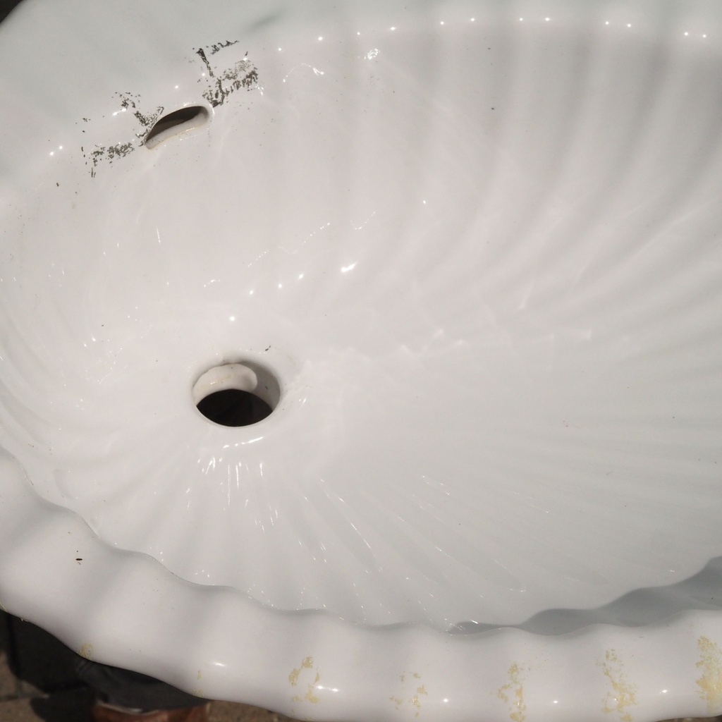 Double bathroom sink in green glazed porcelain by Villeroy & Boch