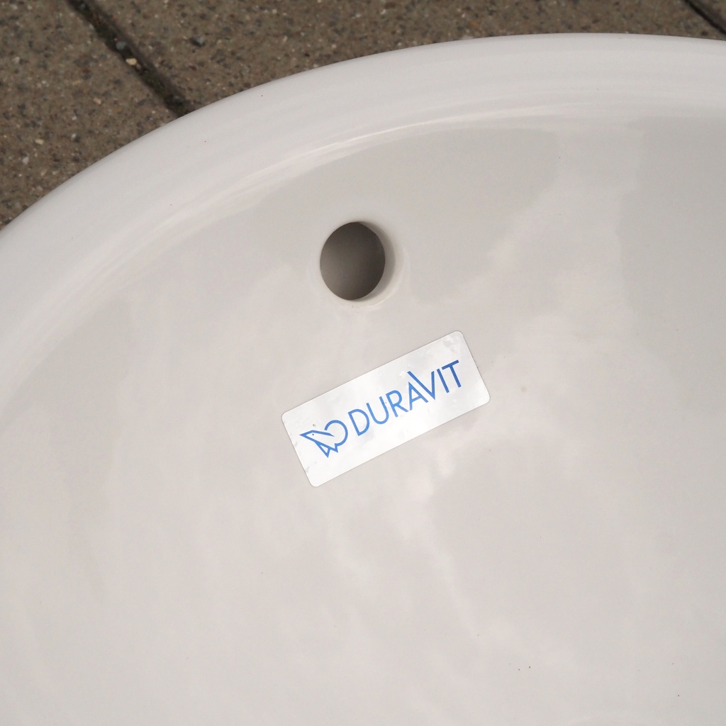 Double bathroom sink in green glazed porcelain by Villeroy & Boch