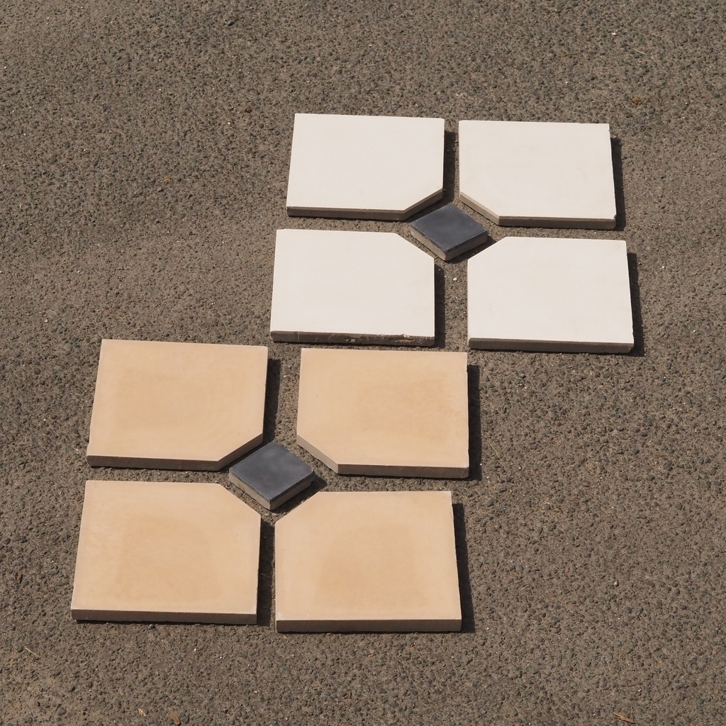 Handpainted glazed terracotta tile from the workshop of Agnès Emery (various sizes) - Only available in our physical shop