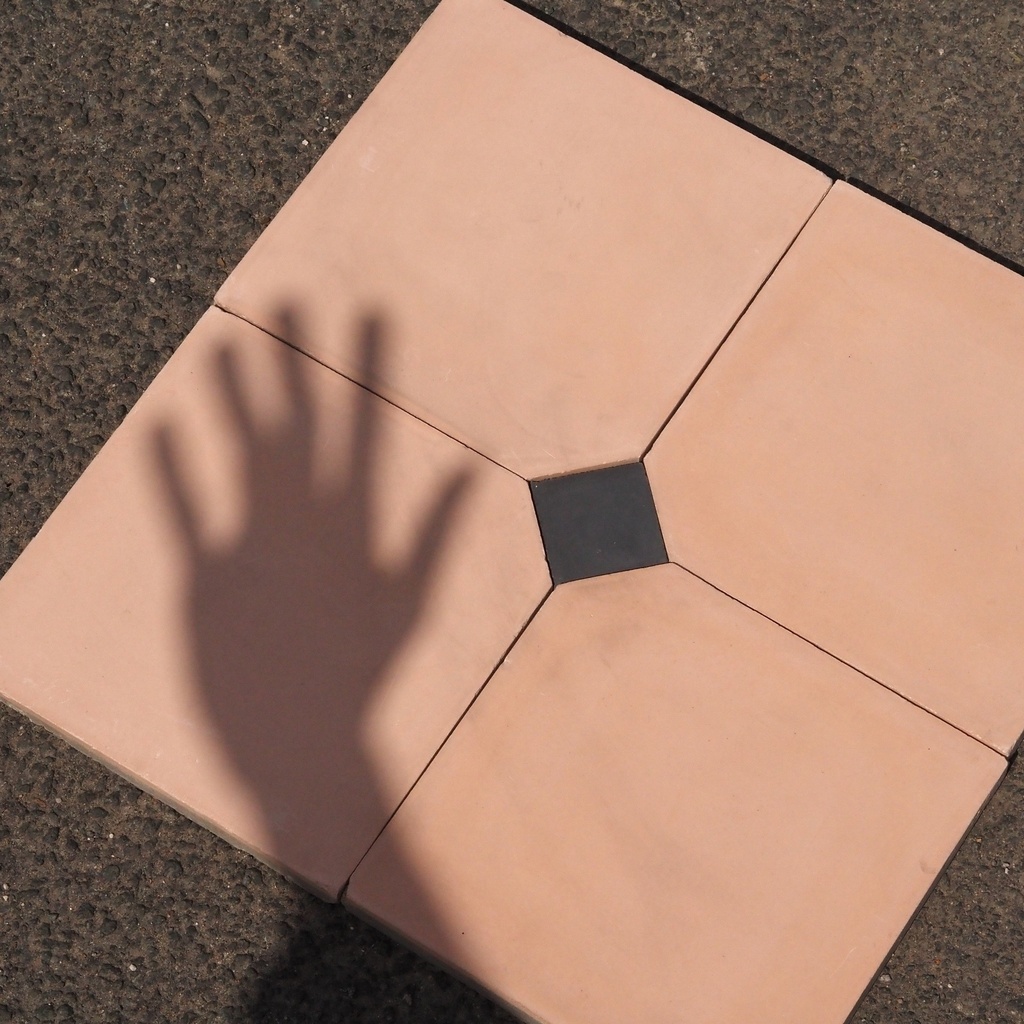 Handpainted glazed terracotta tile from the workshop of Agnès Emery (various sizes) - Only available in our physical shop
