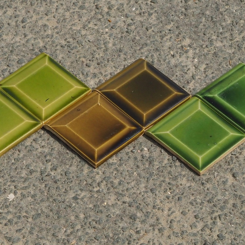 Handpainted glazed terracotta tile from the workshop of Agnès Emery (various sizes) - Only available in our physical shop