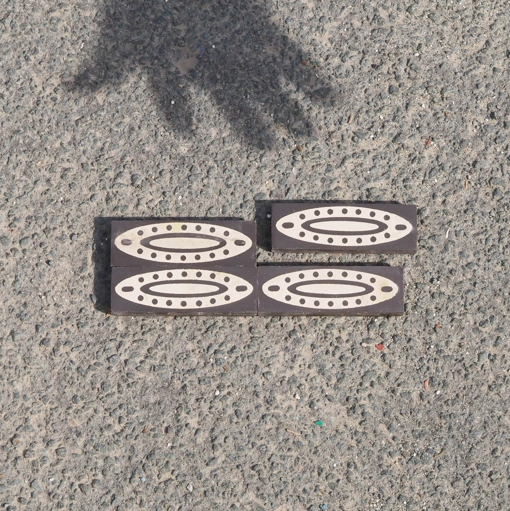 Handpainted glazed terracotta tile from the workshop of Agnès Emery (various sizes) - Only available in our physical shop