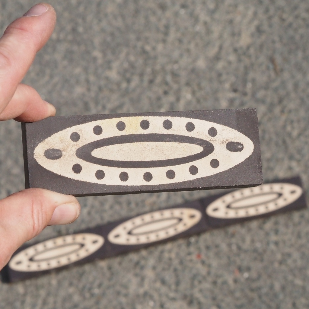 Handpainted glazed terracotta tile from the workshop of Agnès Emery (various sizes) - Only available in our physical shop