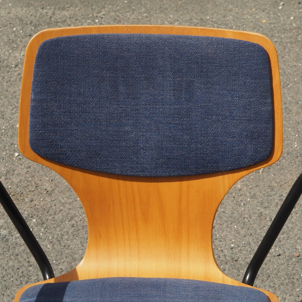 Black stackable chair by Pierre-Emmanuel Vandeputte - Low backrest (with various coloured corners)