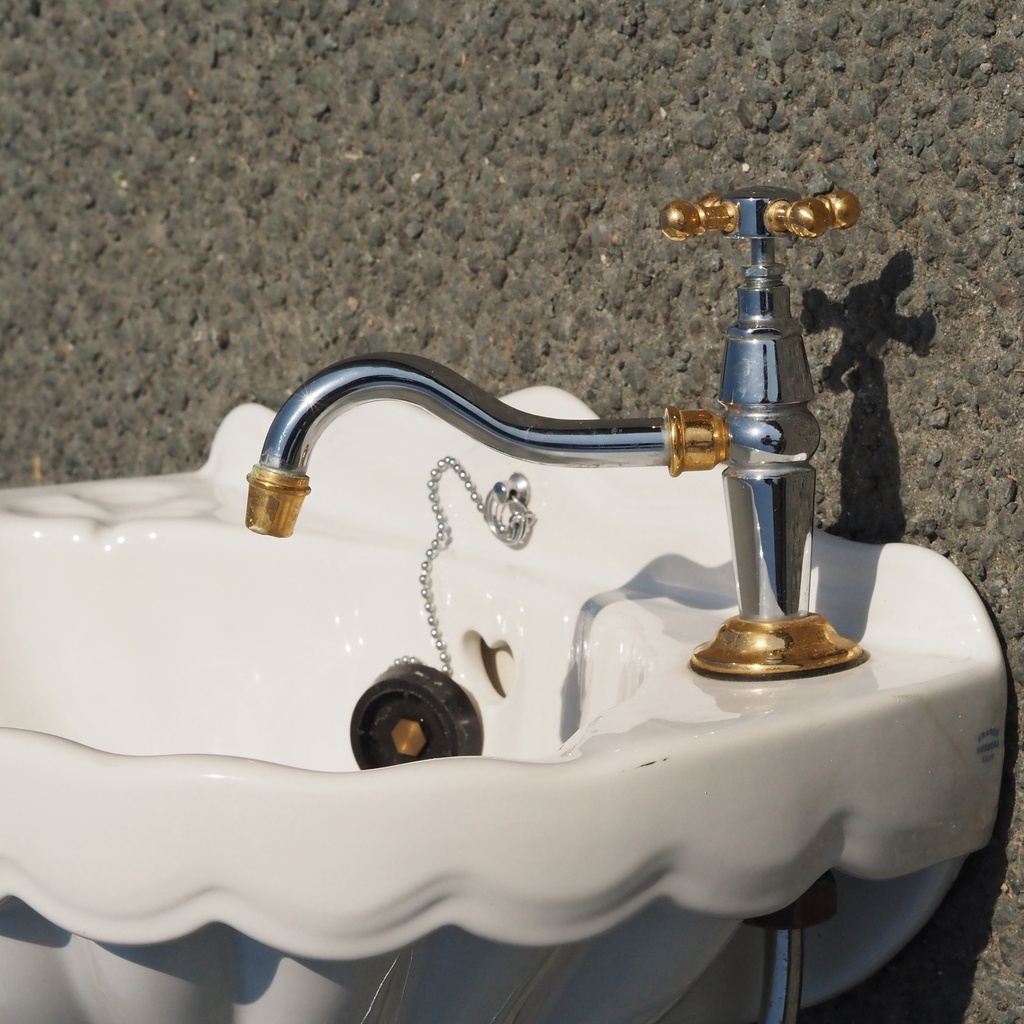 Double bathroom sink in green glazed porcelain by Villeroy & Boch