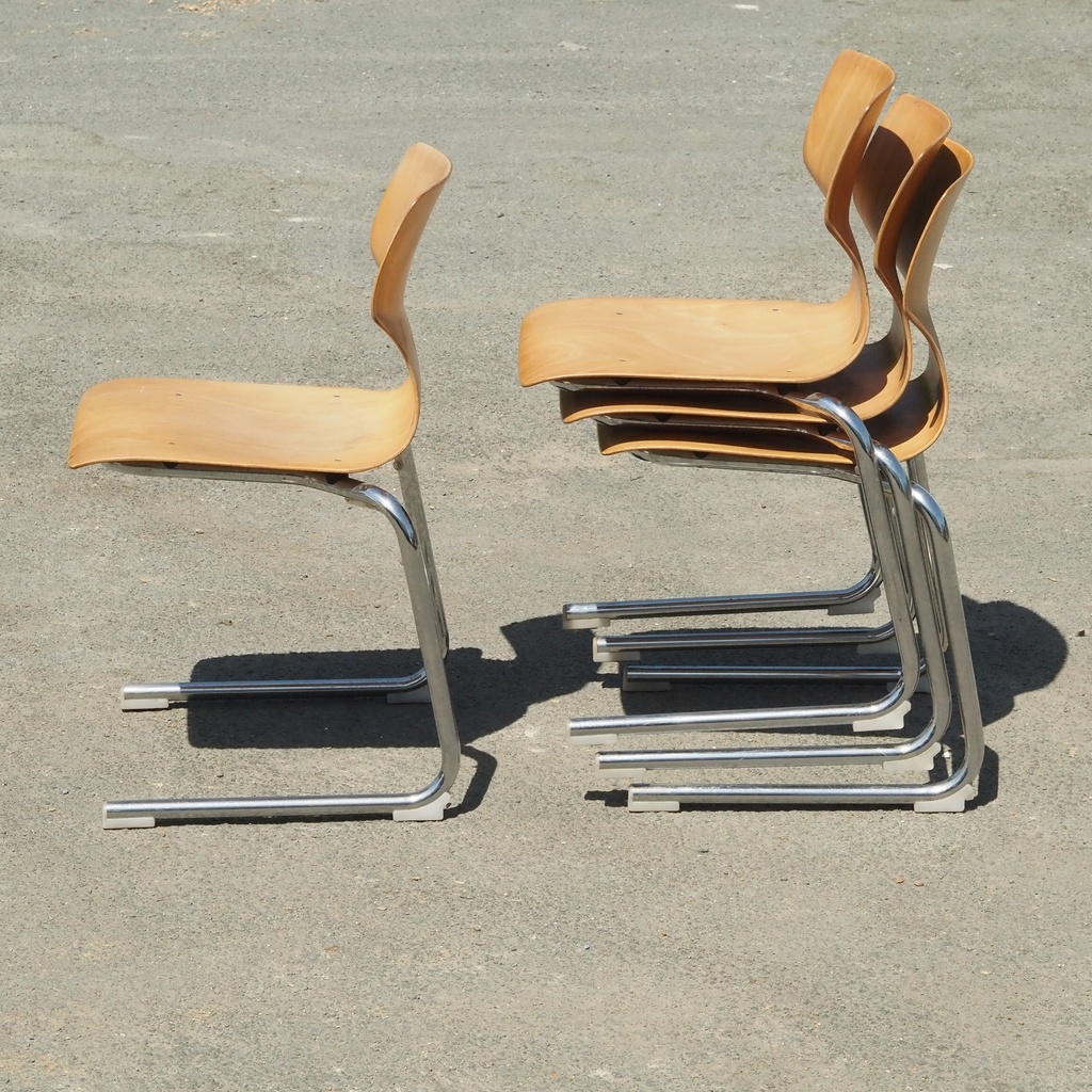 Stackable cantilever chair in pagwood and chromed steel by Fpf Flötotto