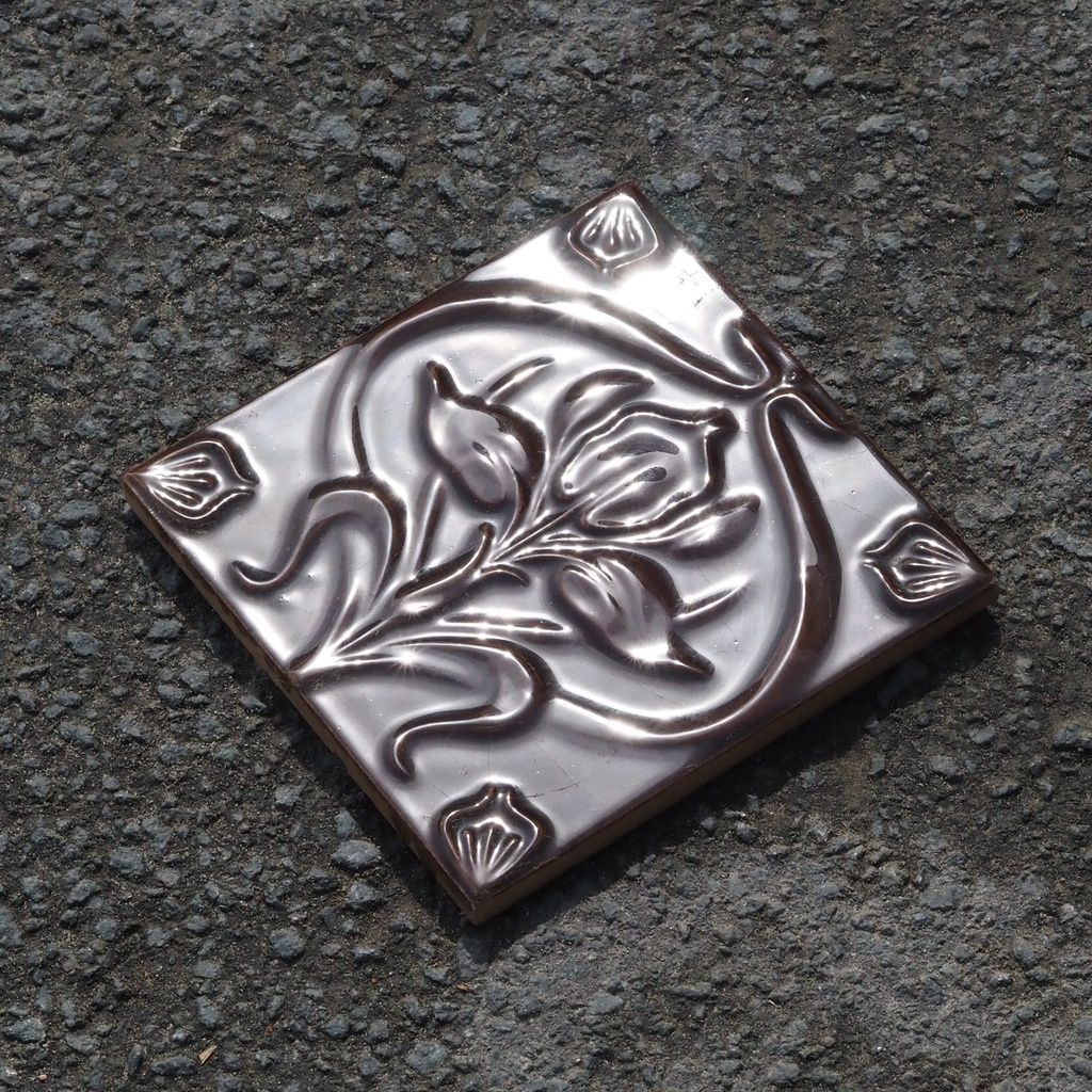 Handpainted glazed terracotta tile from the workshop of Agnès Emery (various sizes) - Only available in our physical shop
