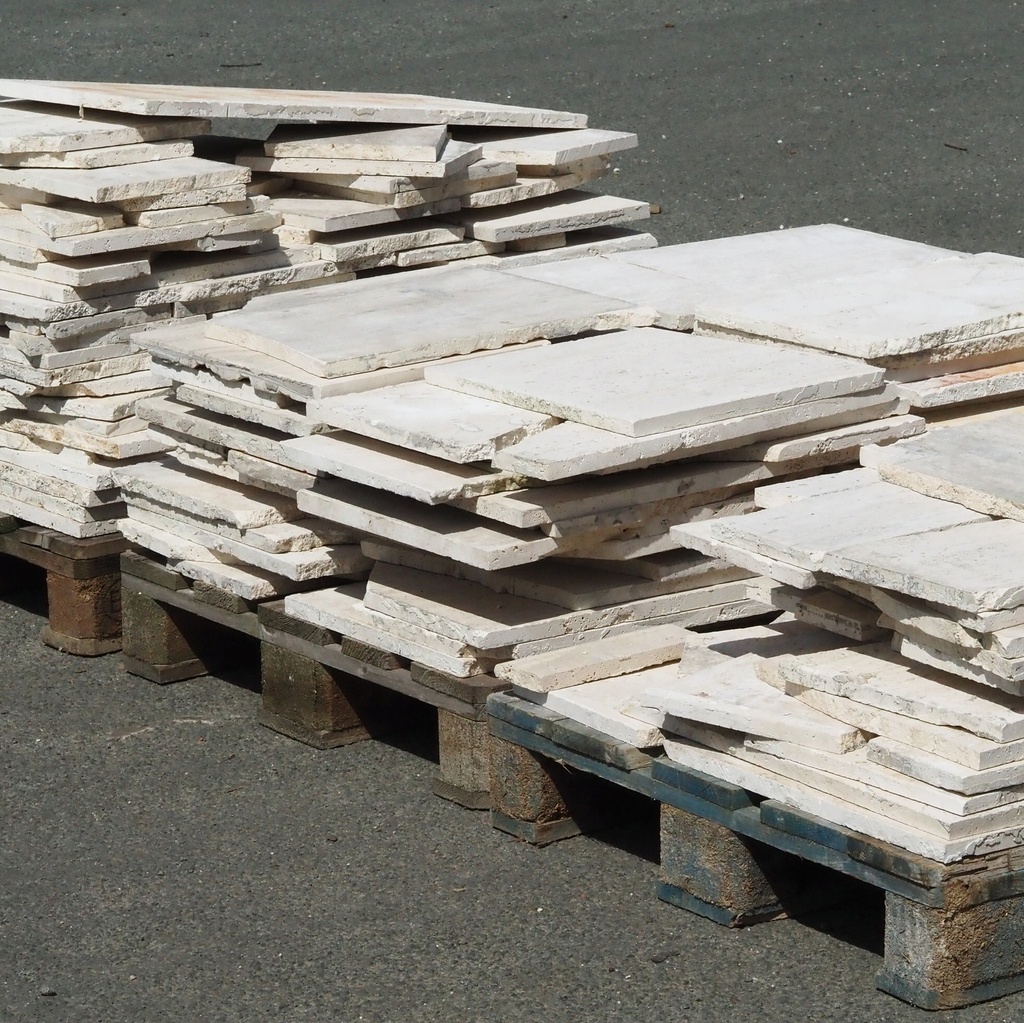 Batch of reclaimed travertine slabs for opus incertum (± 20m2) - Only in our physical shop