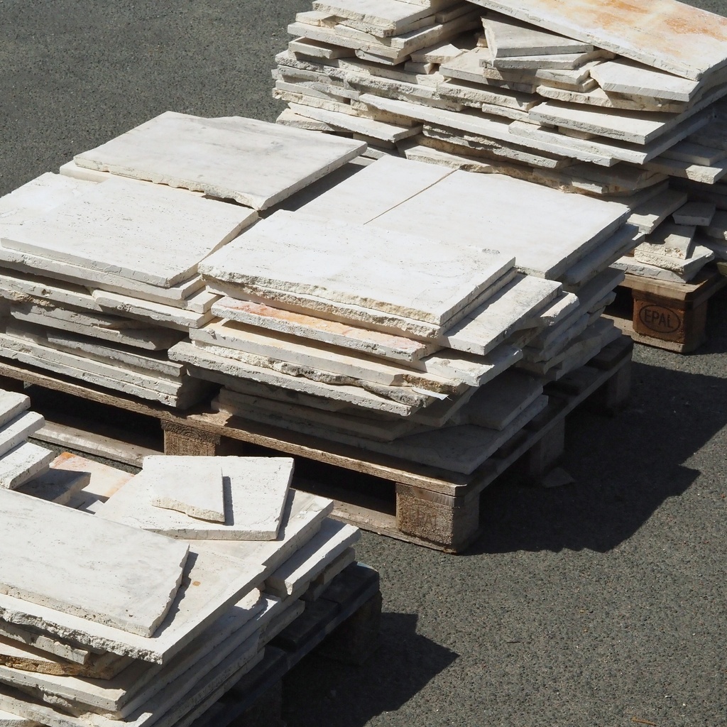 Batch of reclaimed travertine slabs for opus incertum (± 20m2) - Only in our physical shop
