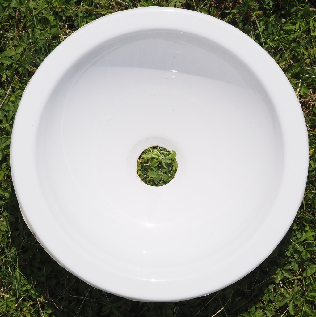 Double bathroom sink in green glazed porcelain by Villeroy & Boch