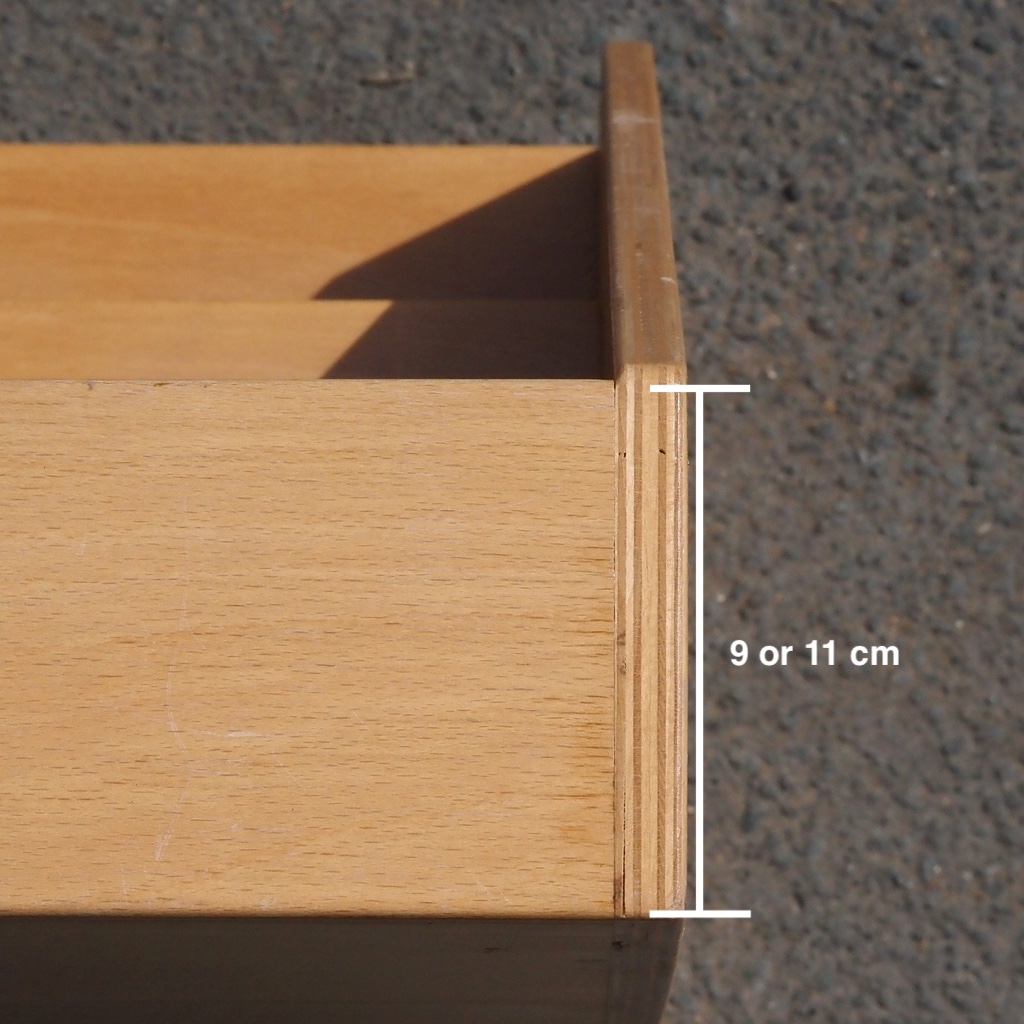 Display cabinet in pine plywood