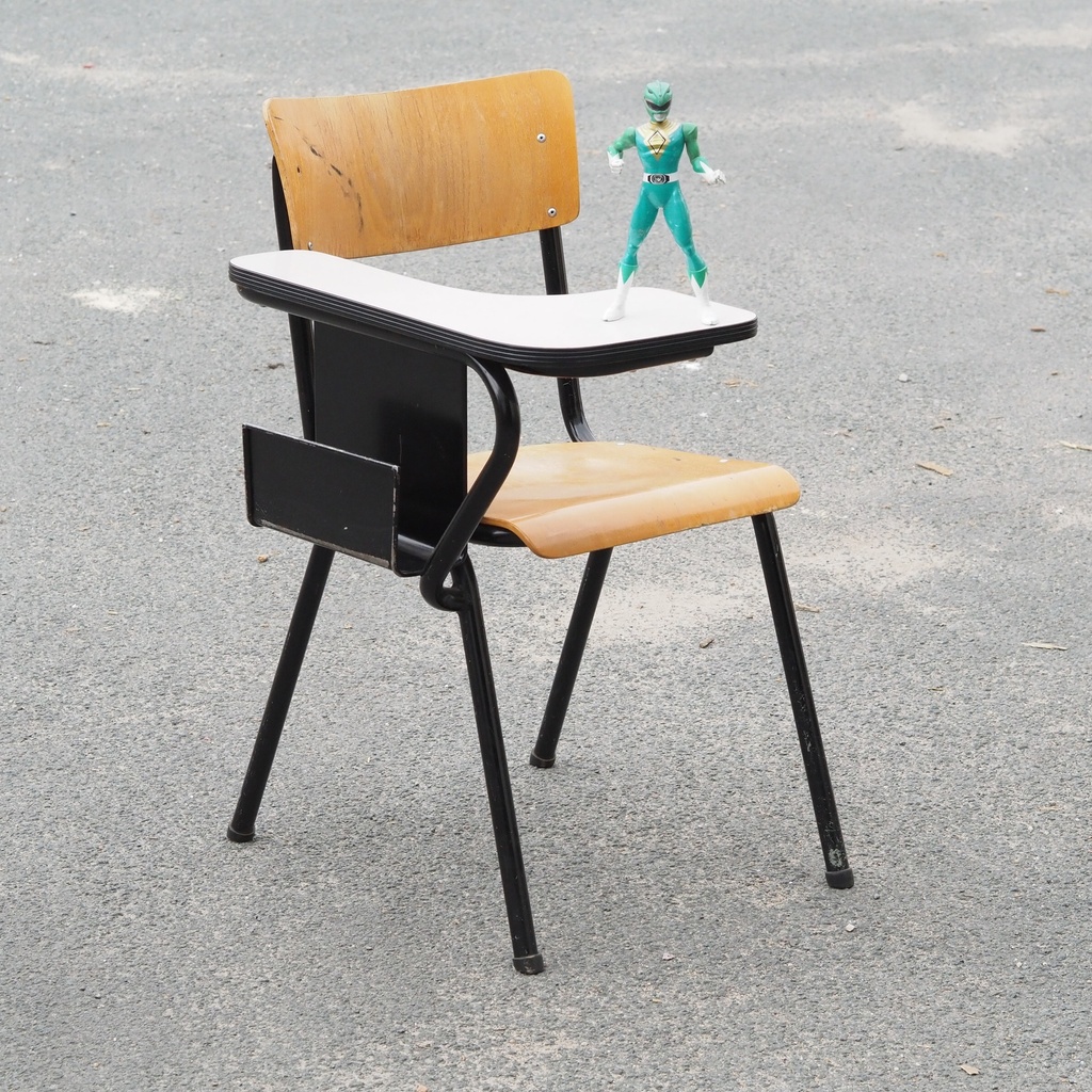 Stackable chair 'DSC 106' by Giancarlo Piretti for Anonima Castelli (ca. 1965) - With folding tablet