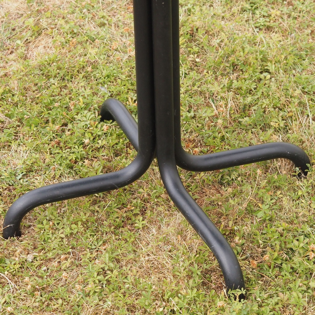Square cafeteria table 'Aequus' by Pierre-Emmanuel Vandeputte - Black (with various coloured corners)