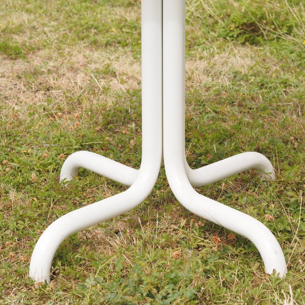Square cafeteria table 'Aequus' by Pierre-Emmanuel Vandeputte - White (with various coloured corners)