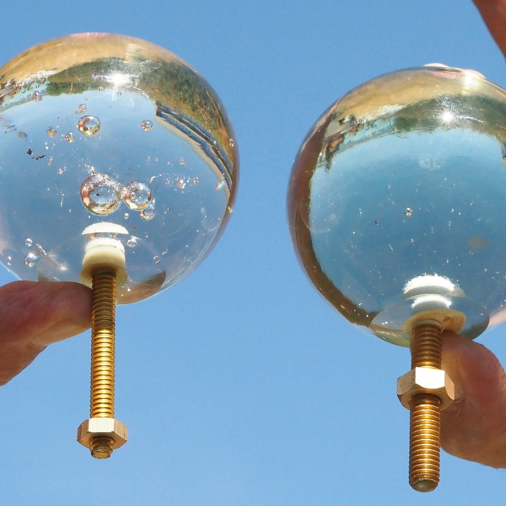 Handmade glass cabinet knob 'Bubble' by Emery&Cie (⌀ 8 cm)