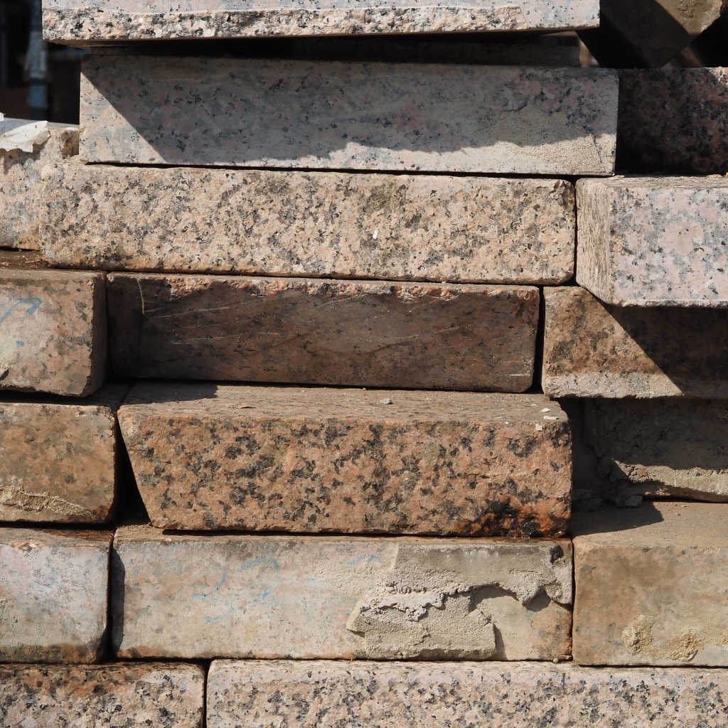 Bevelled red granite slabs with flamed finish (from 2,9 to 3,2 cm thick) - Sold per pallet