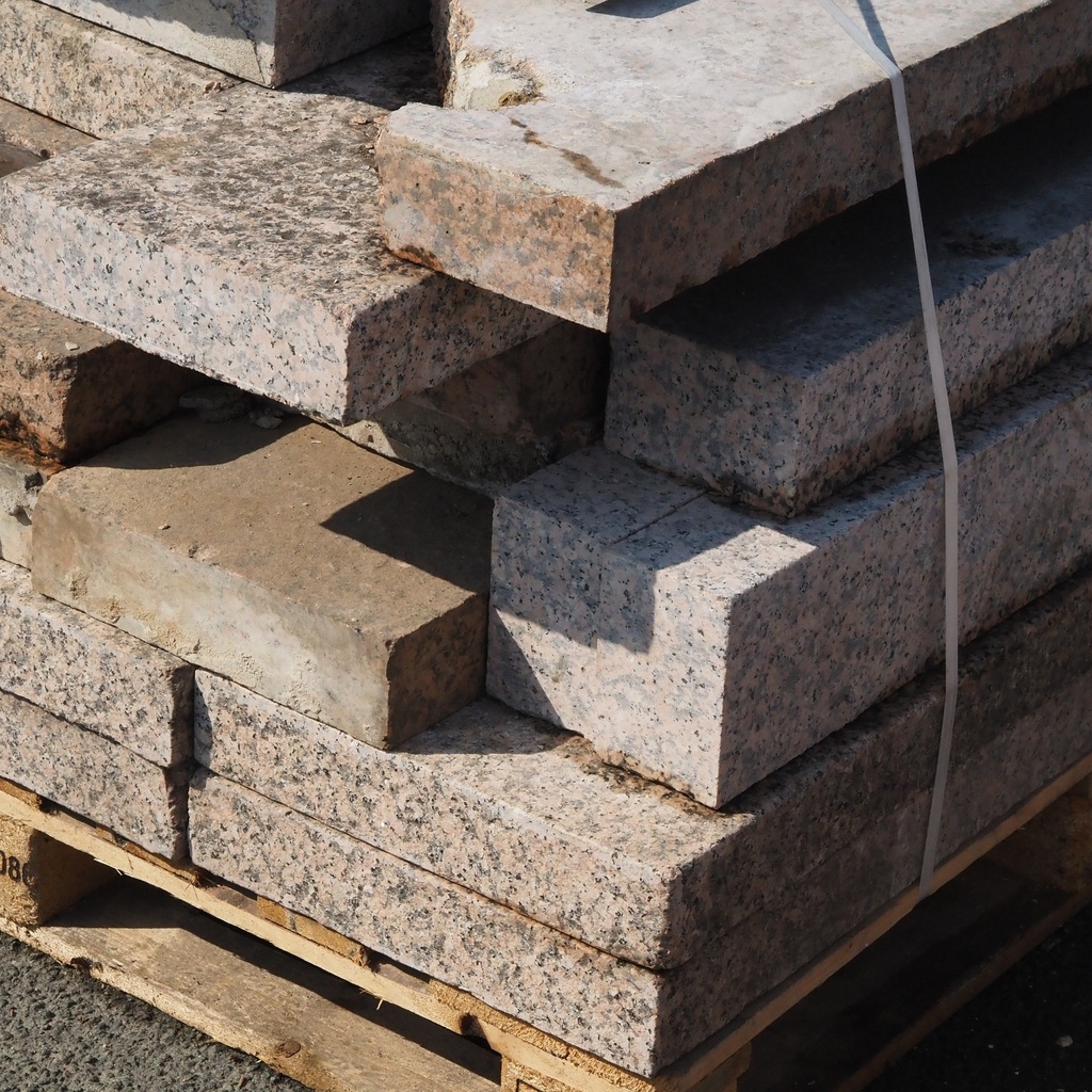 Bevelled red granite slabs with flamed finish (from 2,9 to 3,2 cm thick) - Sold per pallet