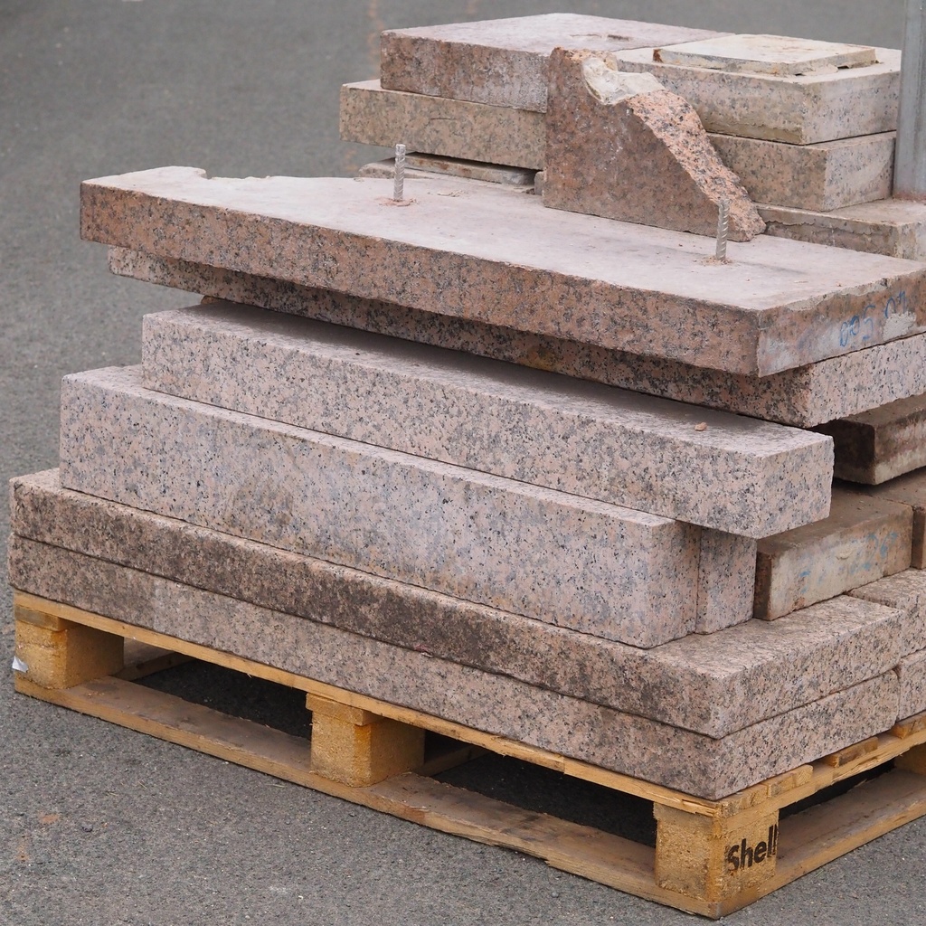 Bevelled red granite slabs with flamed finish (from 2,9 to 3,2 cm thick) - Sold per pallet
