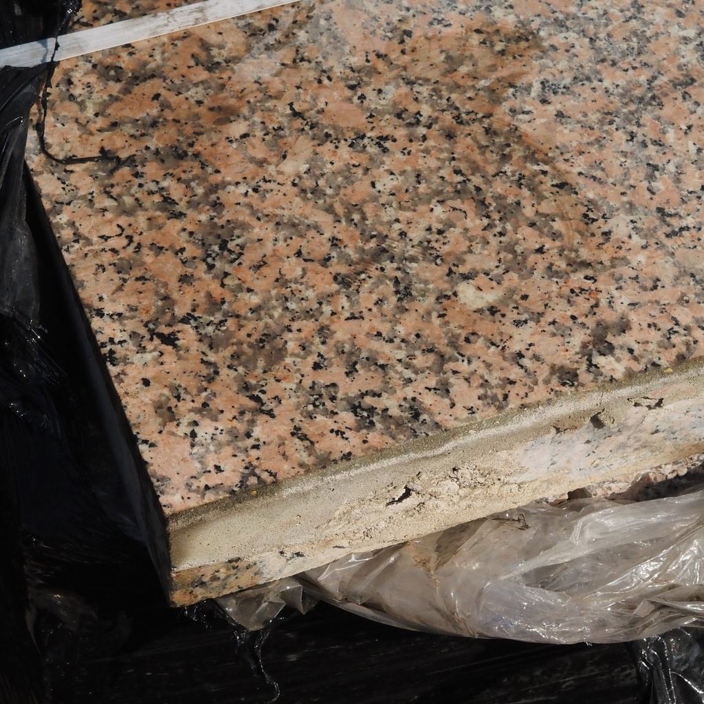 Bevelled red granite slabs with flamed finish (from 2,9 to 3,2 cm thick) - Sold per pallet