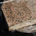Bevelled red granite slabs with flamed finish (from 2,9 to 3,2 cm thick) - Sold per pallet