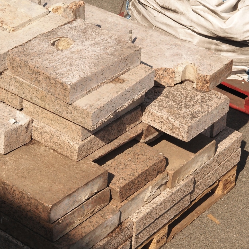 Pink granite curbstones (± 8 cm thick) - Sold per m2