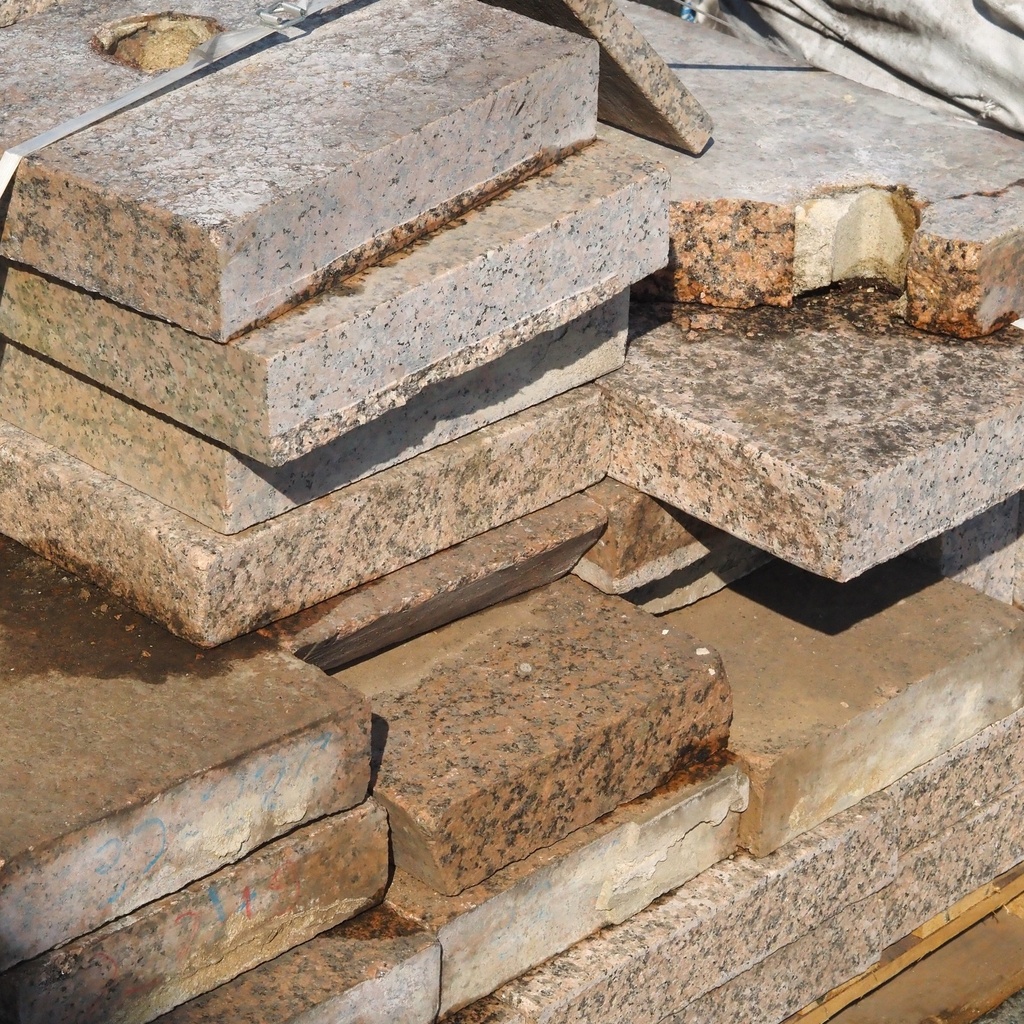 Pink granite curbstones (± 8 cm thick) - Sold per m2