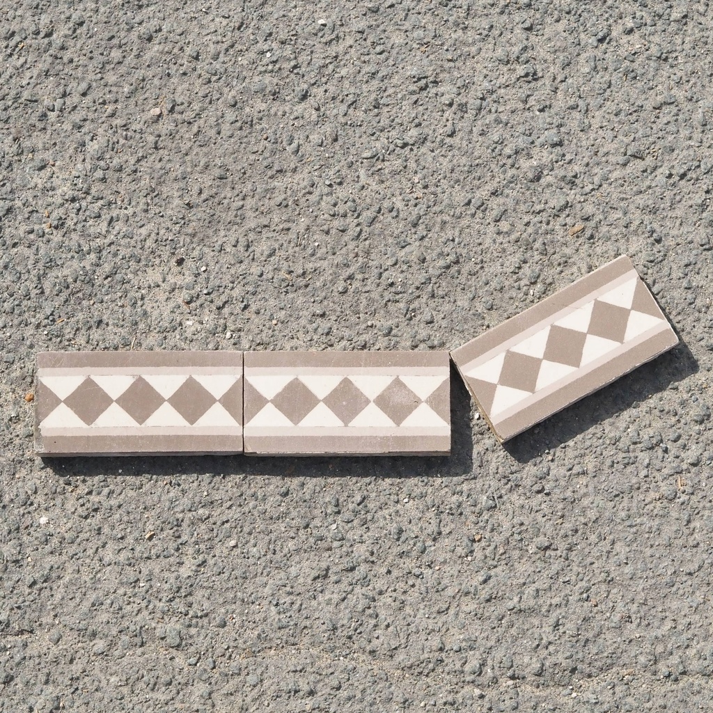 Reclaimed ceramic frieze (14,3 x 7 cm)