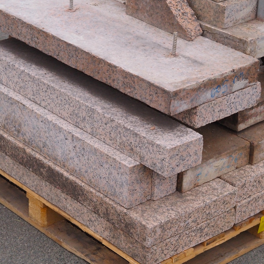 Pink granite curbstones (± 8 cm thick) - Sold per m2