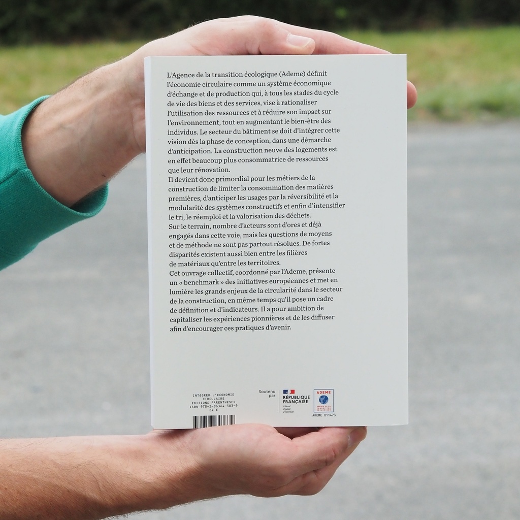 Book 'Intégrer l'économie circulaire - Vers des bâtiments démontables et réutilisables' by Solène Marry