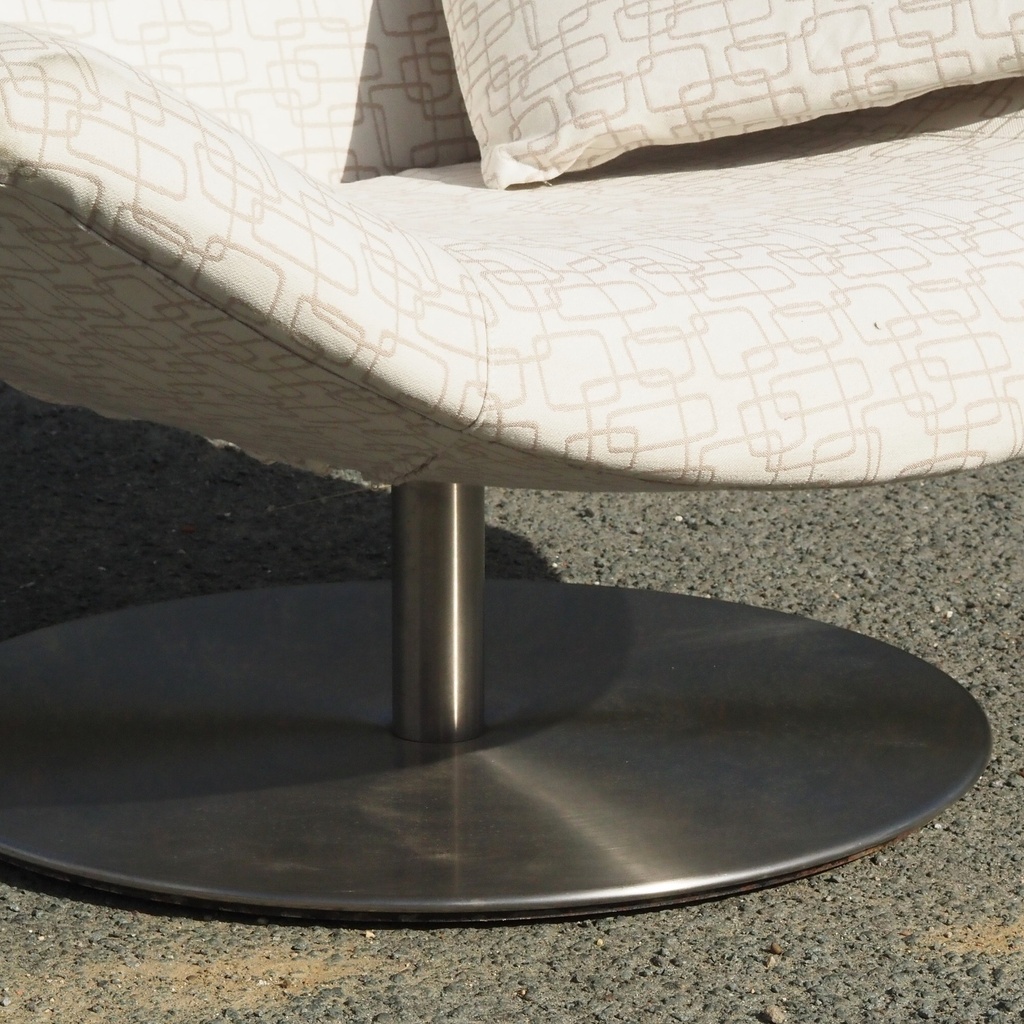 Lounge chair with removable fabric cover