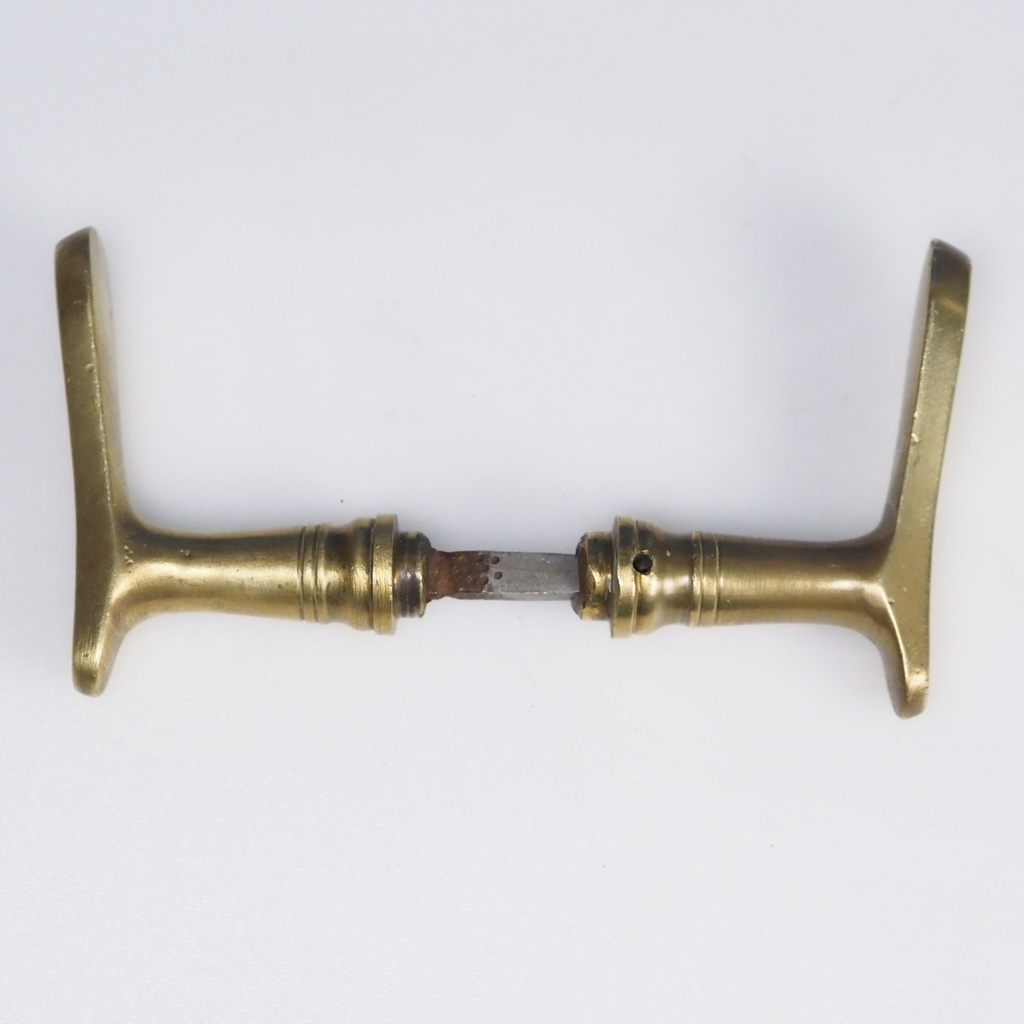 Door handle in solid brass