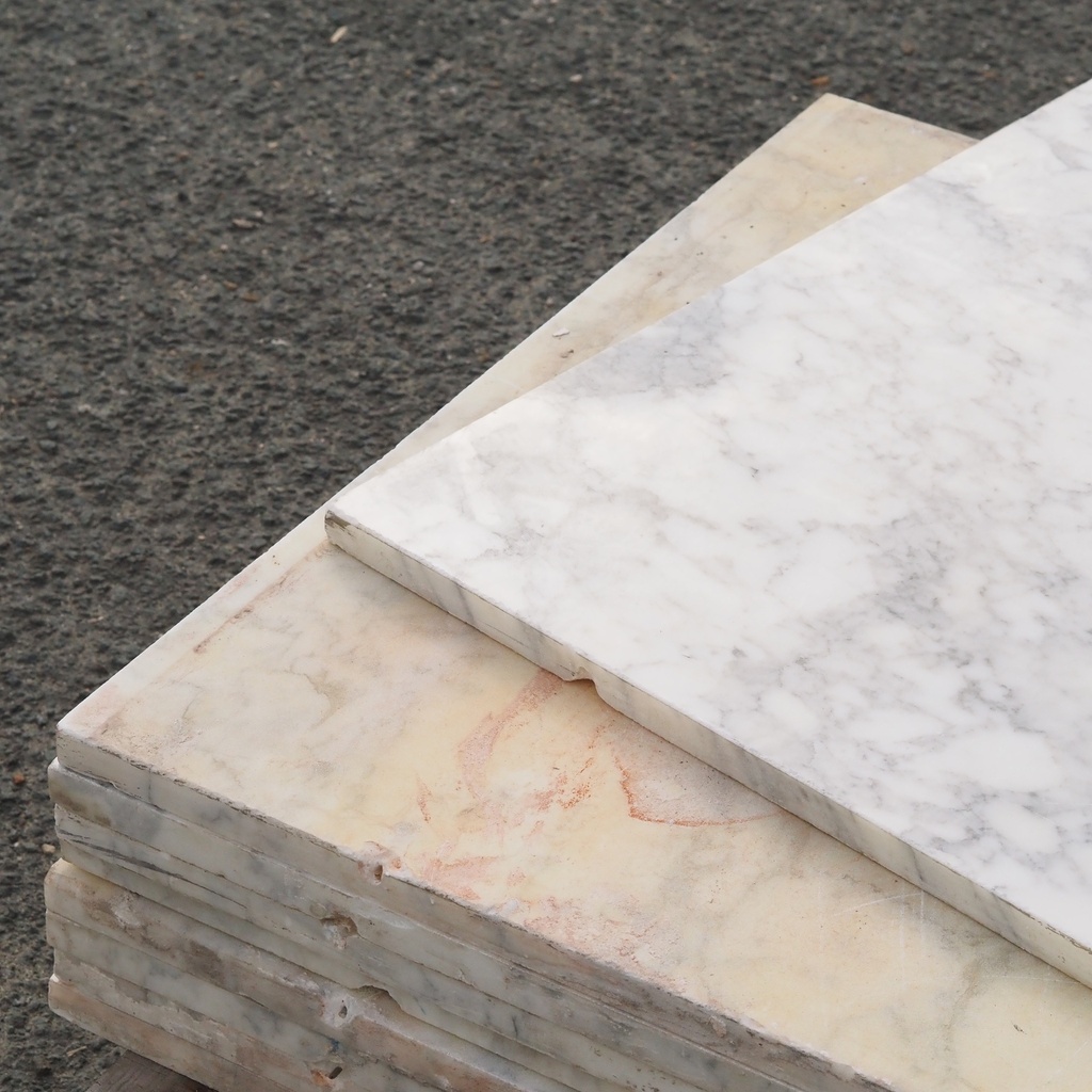 Batch of reclaimed rectangular marble slabs (± 8 m²)