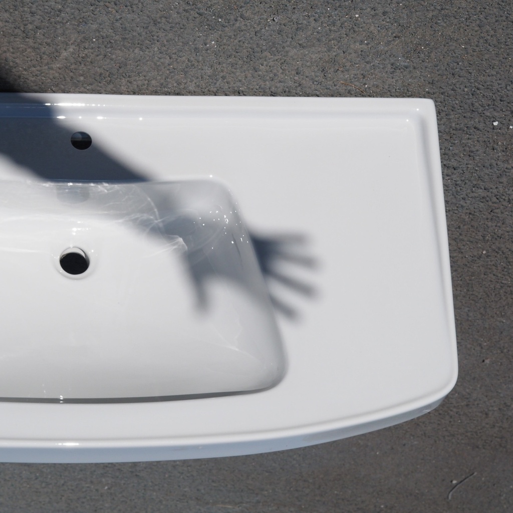 Large bathroom sink in ceramic by Pozzi