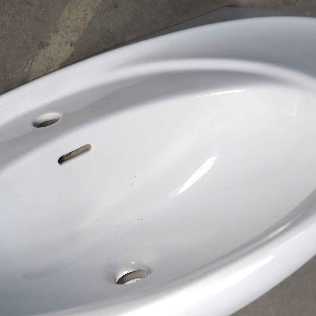 Large bathroom sink in ceramic by Pozzi