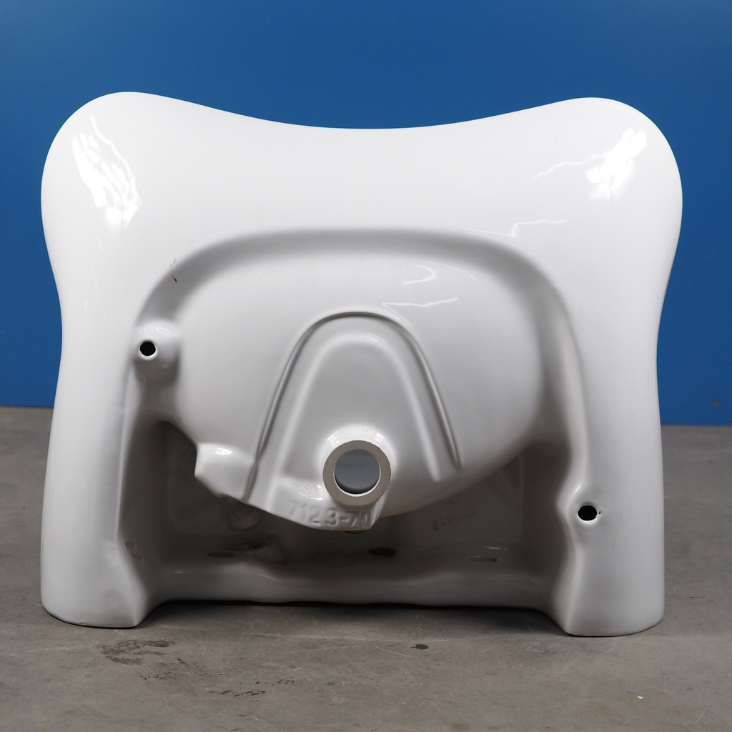Large bathroom sink in ceramic by Pozzi