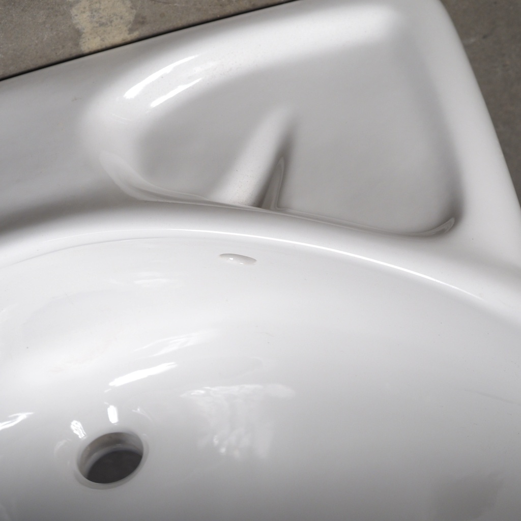 Large bathroom sink in ceramic by Pozzi