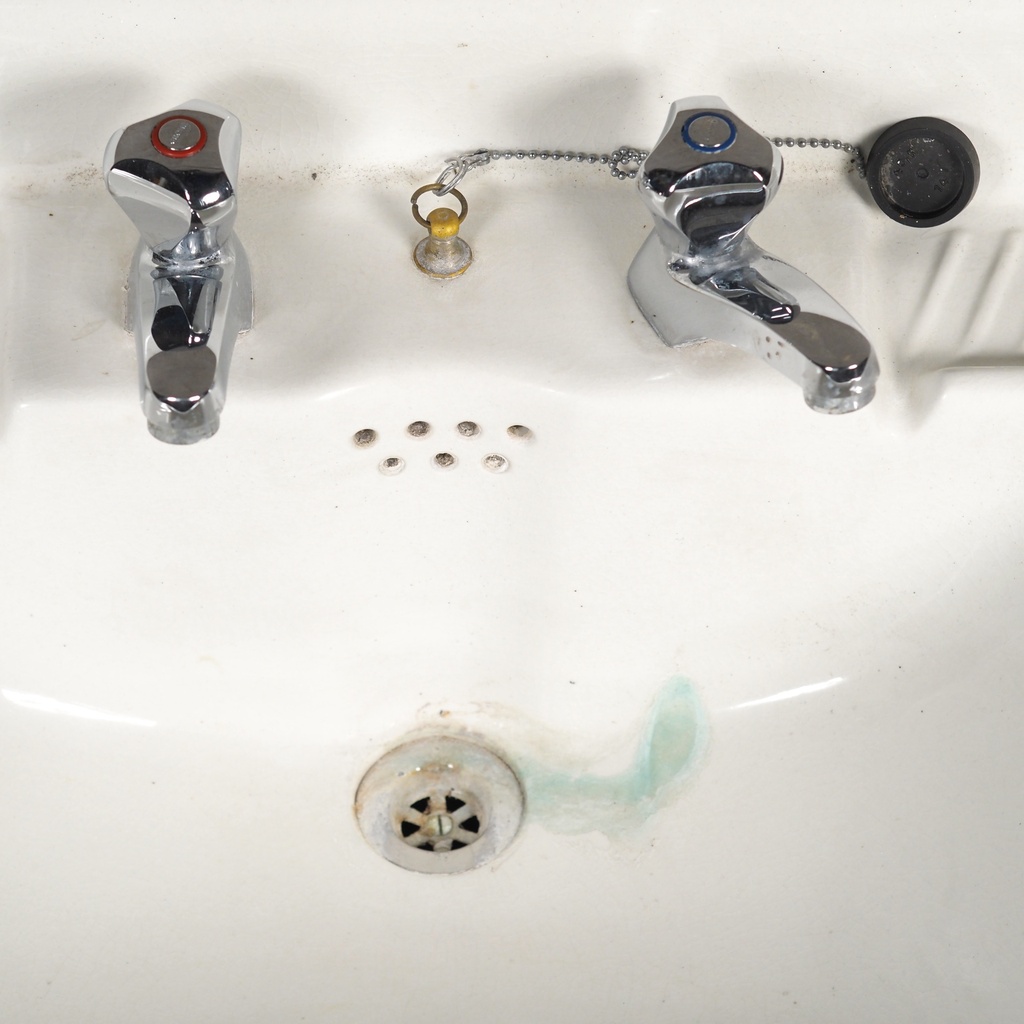 Large bathroom sink in ceramic by Pozzi