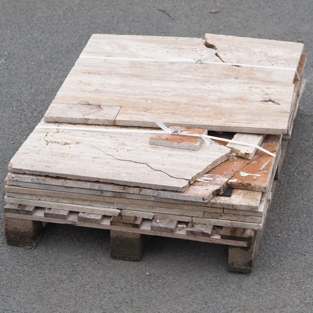 Batch of reclaimed travertine slabs for opus incertum (± 20m2) - Only in our physical shop