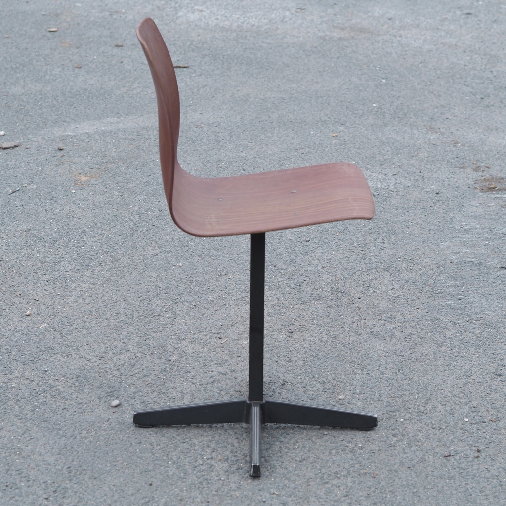 Stackable cantilever chair in pagwood and chromed steel by Pagholz