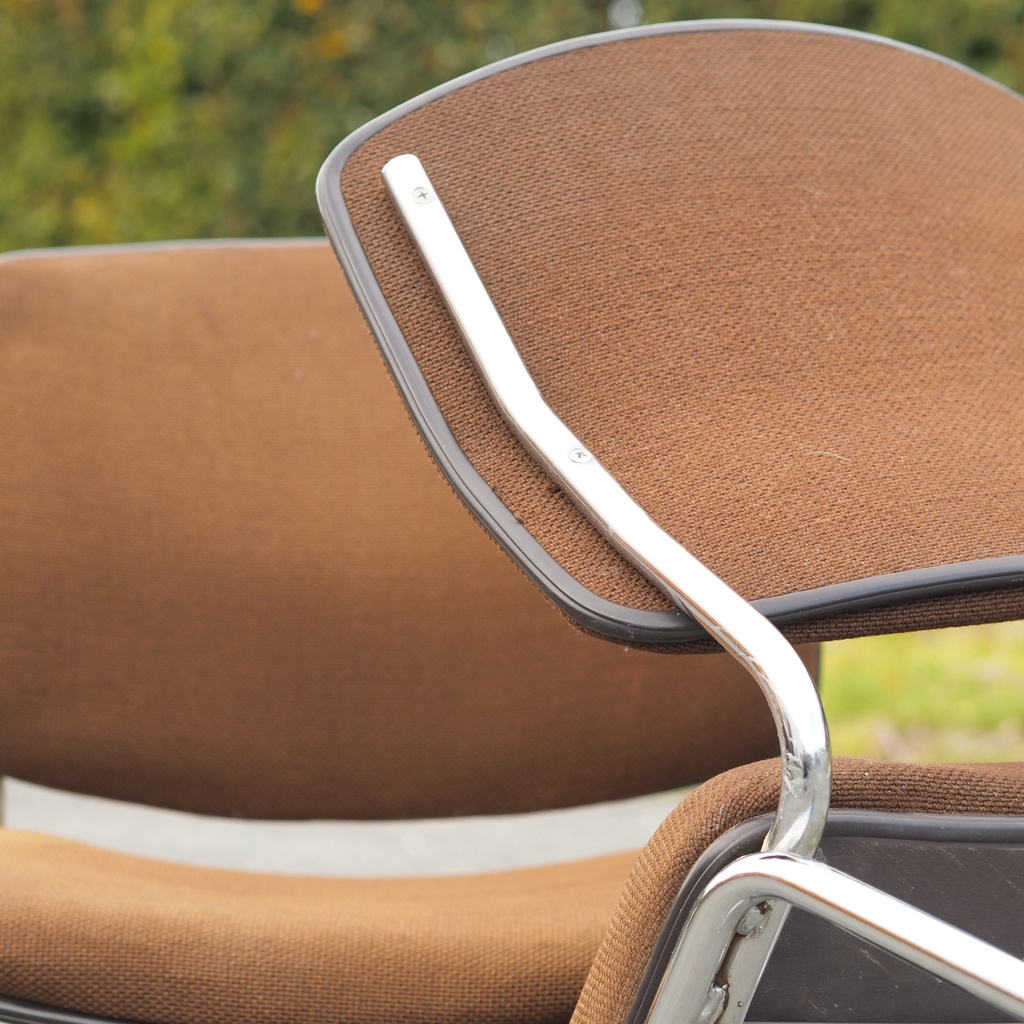Conference chair in chromed steel and upholstered in brown fabric (ca. 1970)