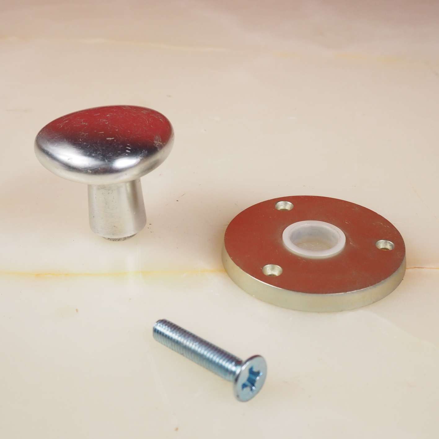 Round door knob in aluminium