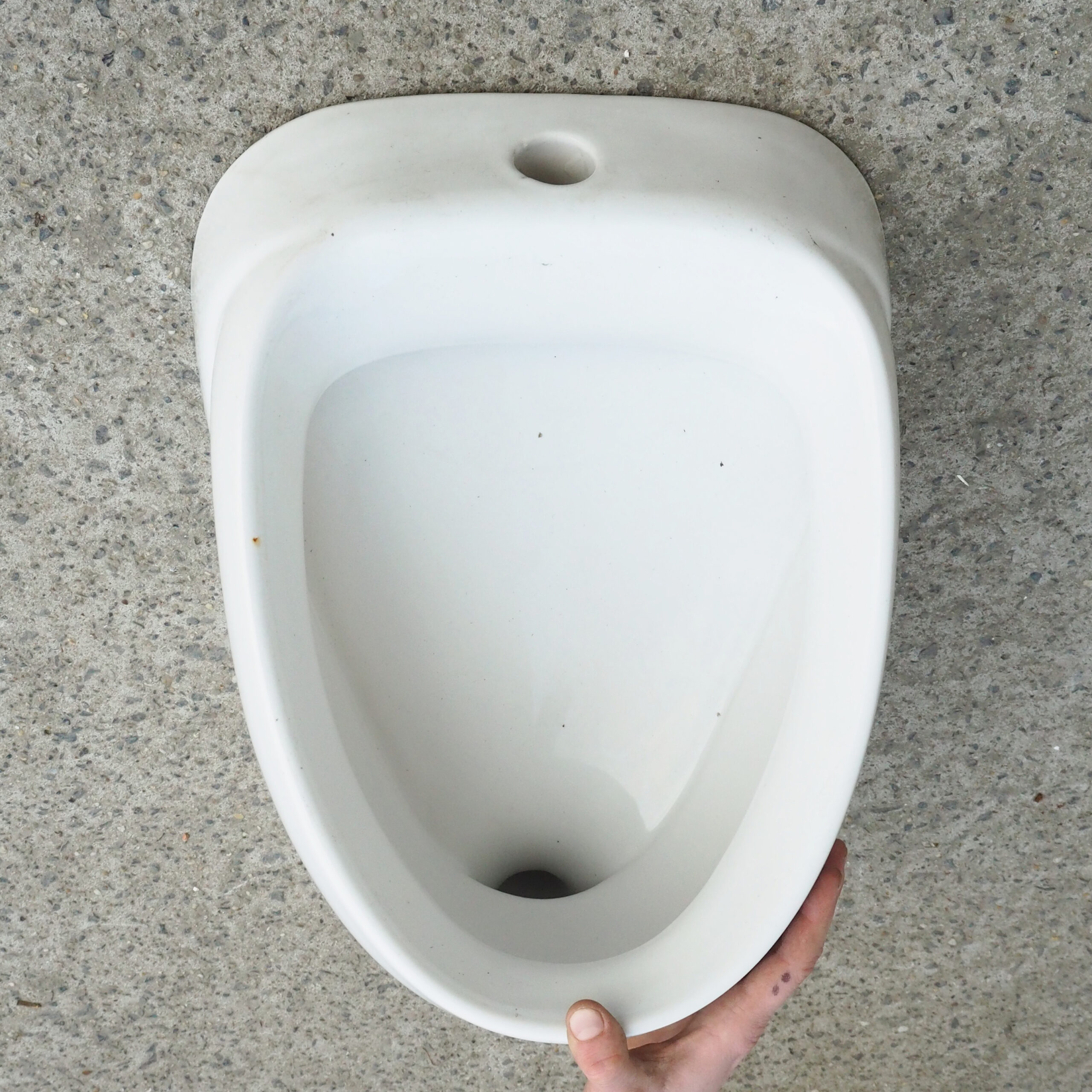 Wall mounted urinal in porcelain