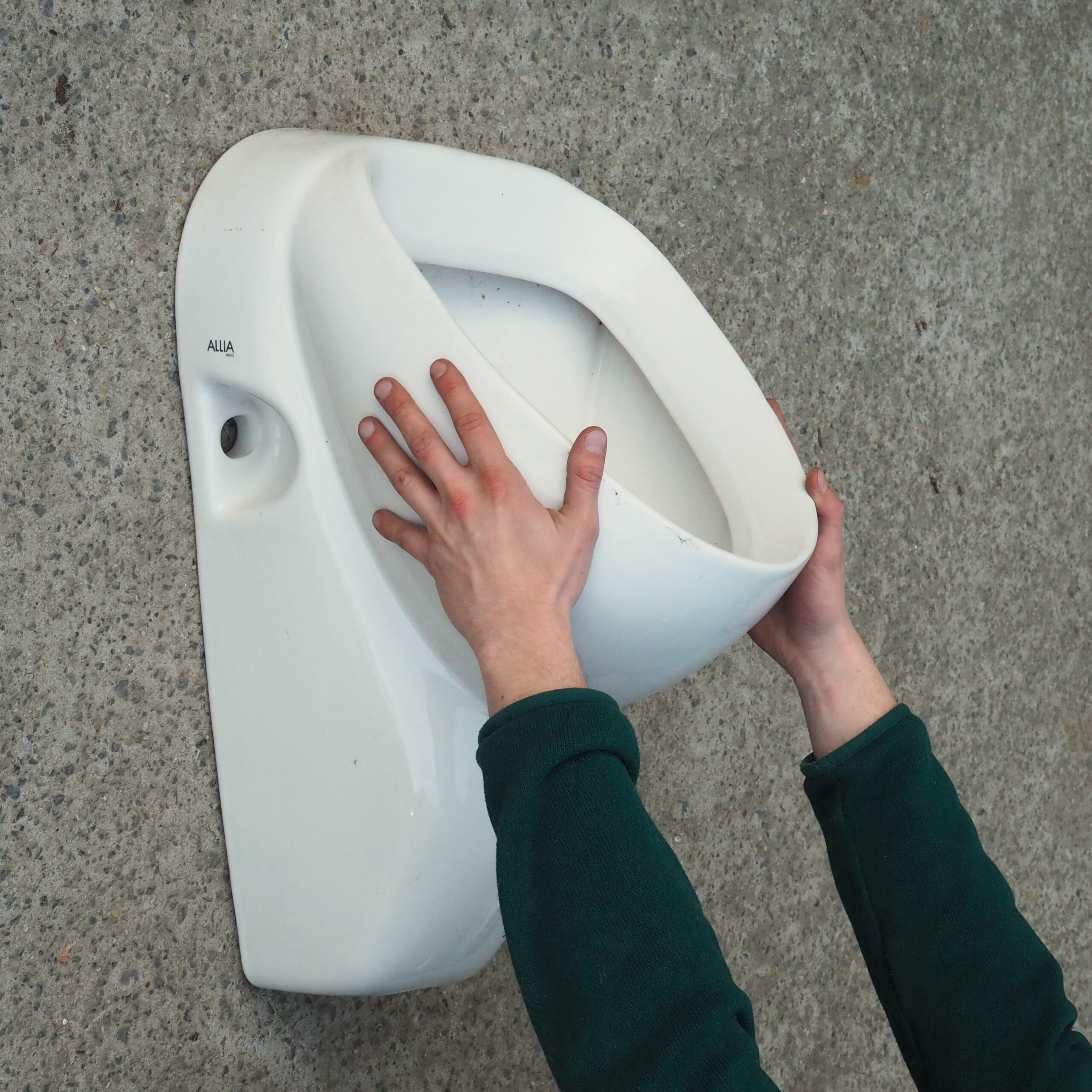 Wall mounted urinal in porcelain