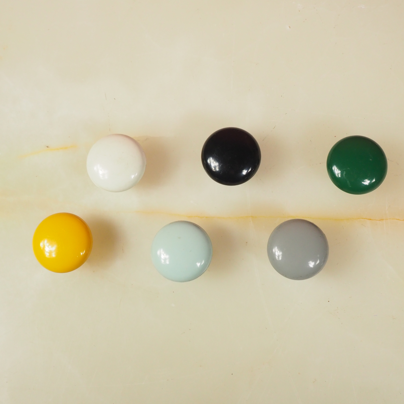 Colourful handle knob in plastic (3,5 cm)
