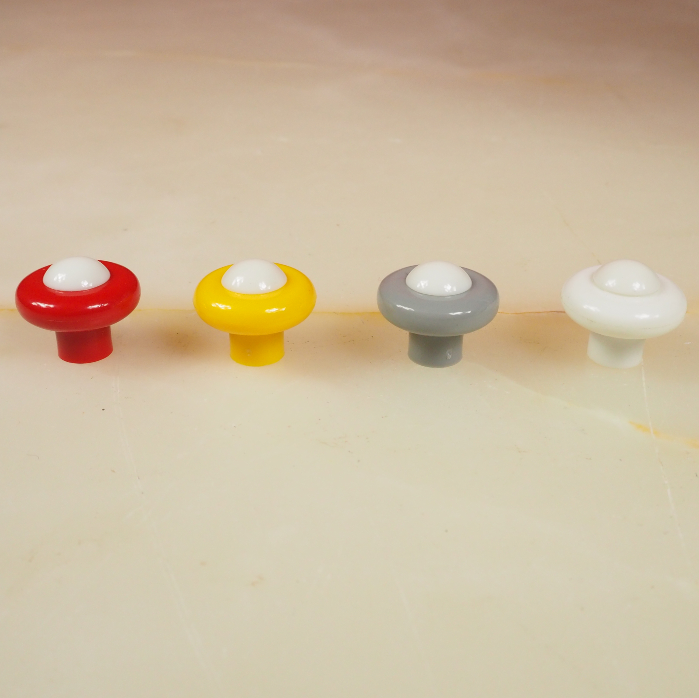 Colorful cabinet knob in plastic (Ø 3.5 cm)