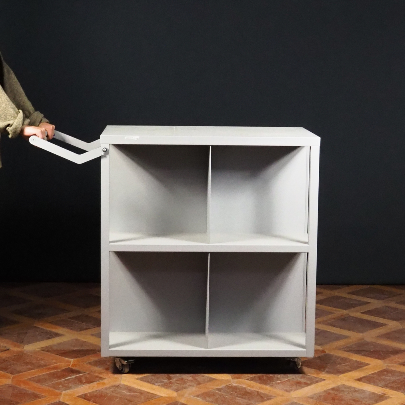 Office trolley in steel with shelfs for file storage