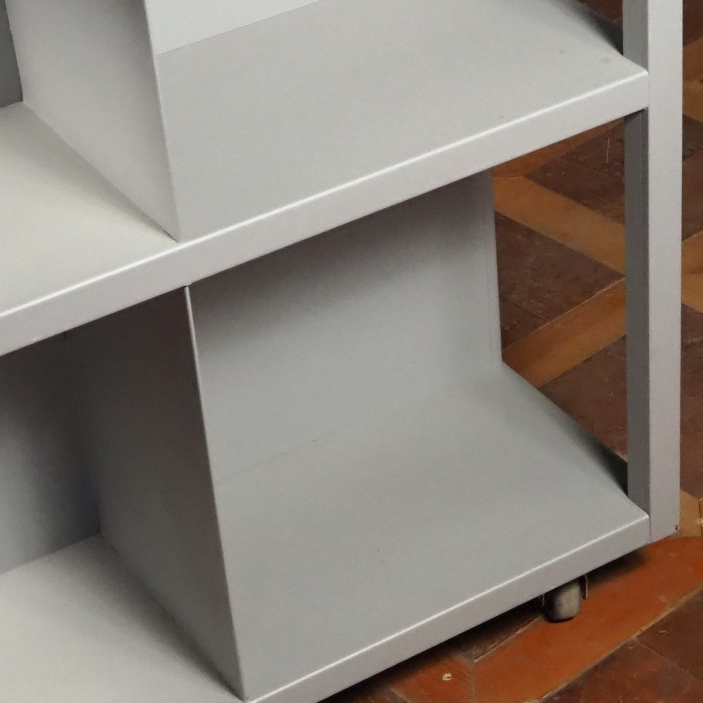 Office trolley in steel with shelfs for file storage