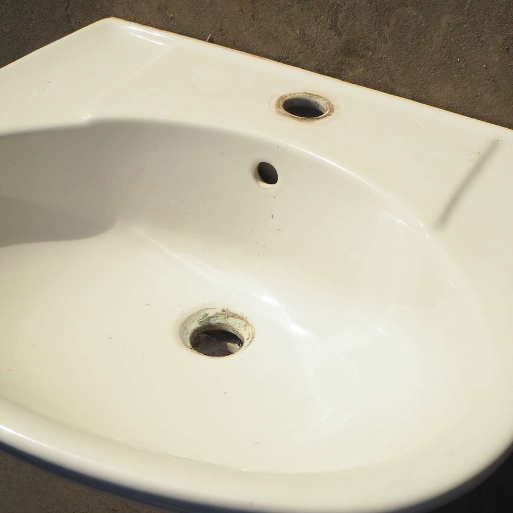 Bathroom sink in ceramic by Jacob Delafon