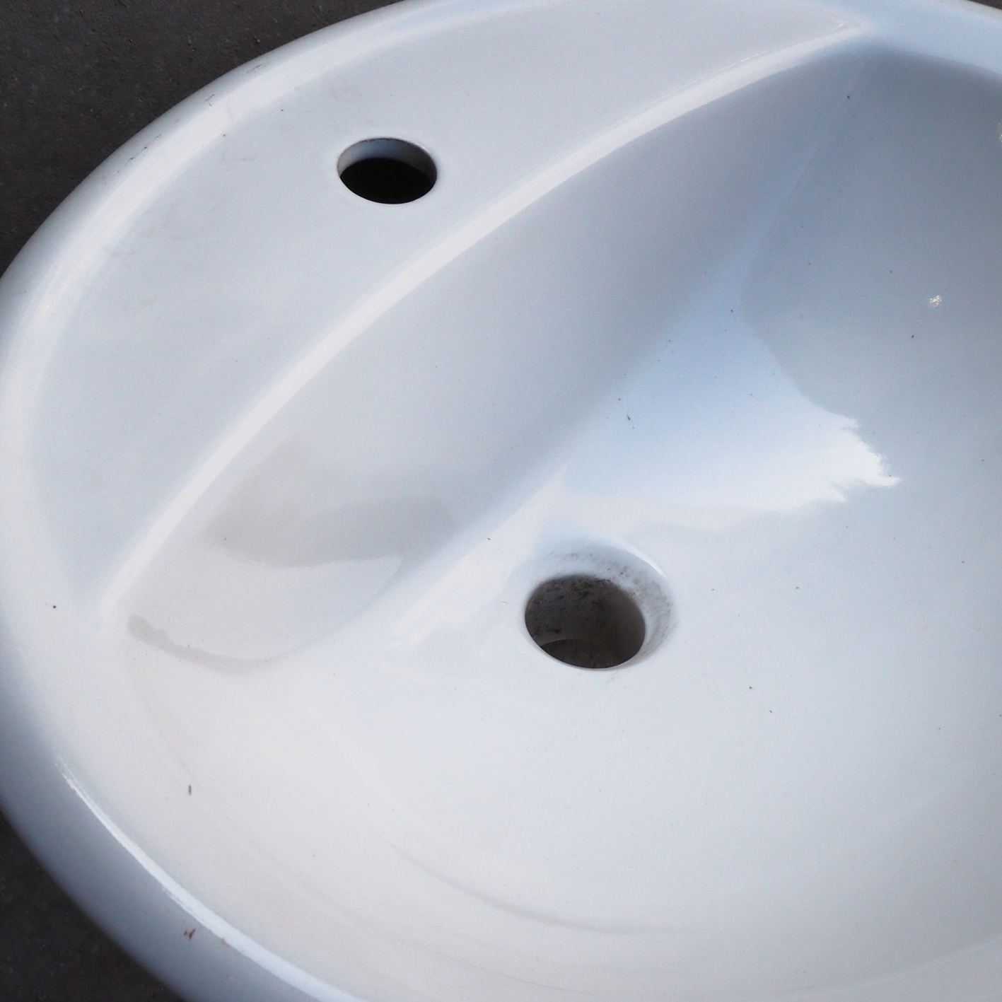 Bathroom sink in ceramic