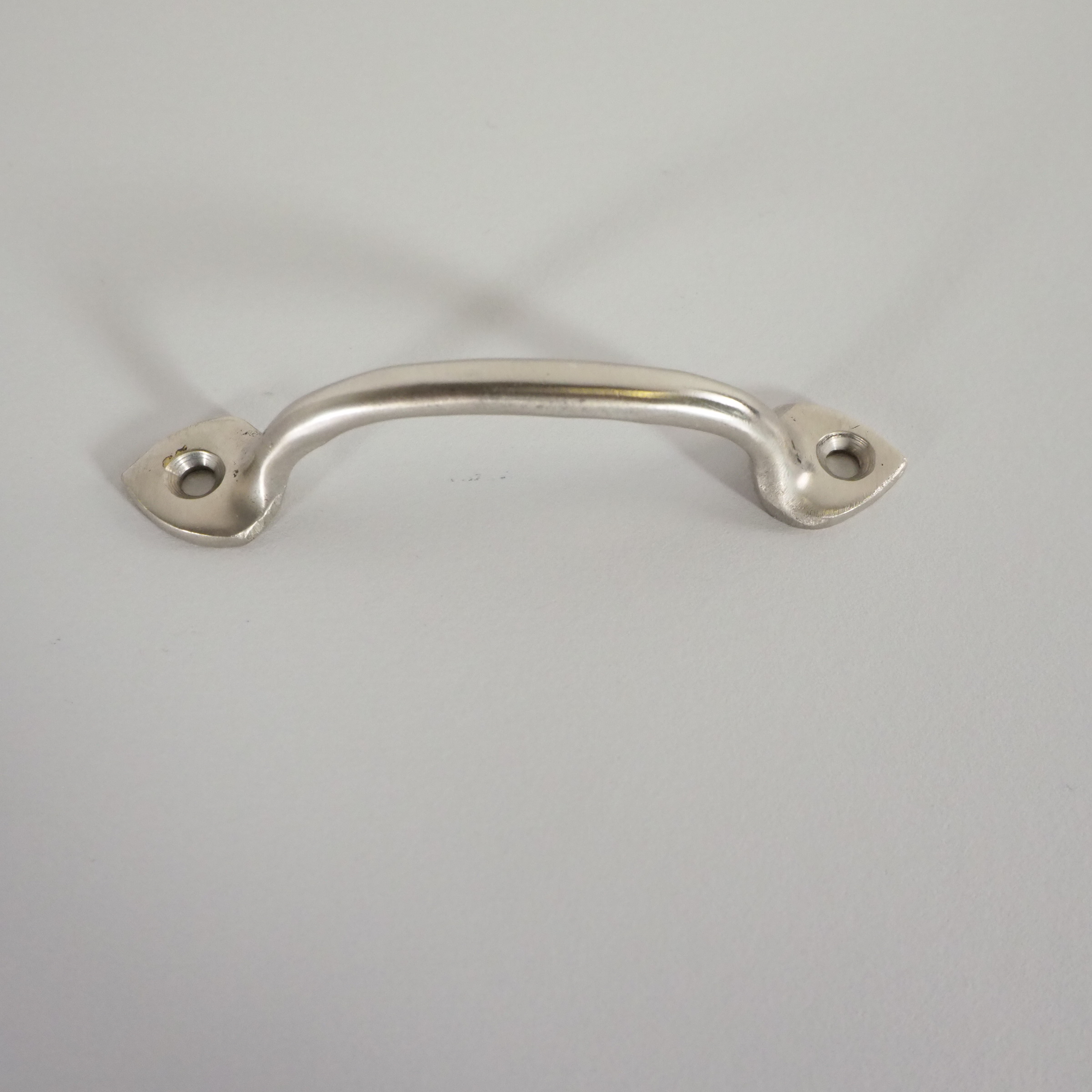Cast aluminum cabinet handle (9 cm)